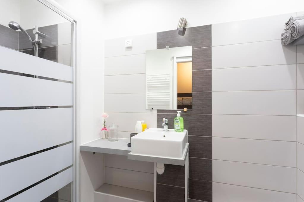 Chez Alexandra - Elegant Studio Avec Parking A Proximite Des Plages 라그랑모트 외부 사진