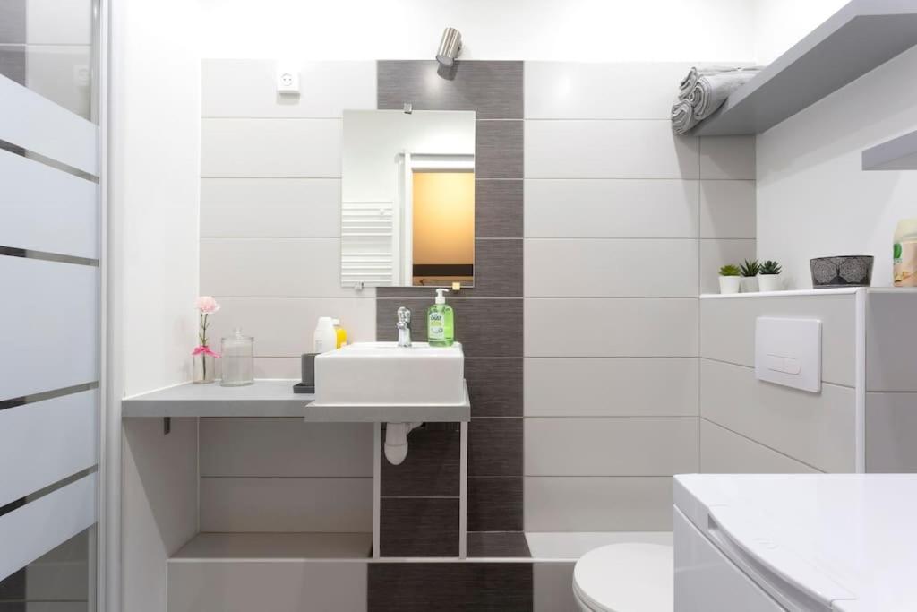 Chez Alexandra - Elegant Studio Avec Parking A Proximite Des Plages 라그랑모트 외부 사진